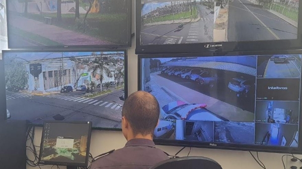 Por câmeras de vigilância, PM flagra trio fazendo uso de drogas em banheiro no Parque dos Pioneiros