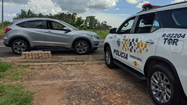 PM Rodoviária apreende 47 tabletes de pasta base de cocaína na SP-294; homem é preso