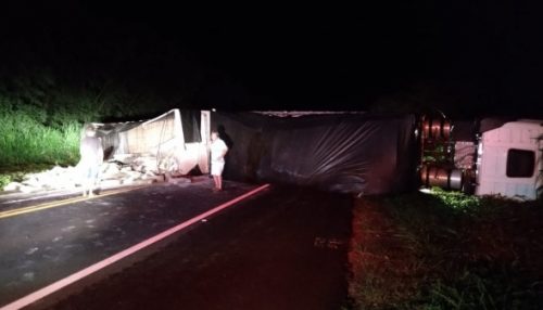 Homem morre após batida entre o carro que dirigia e carreta bitrem na SP-425, em Martinópolis