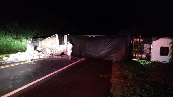 Homem morre após batida entre o carro que dirigia e carreta bitrem na SP-425, em Martinópolis