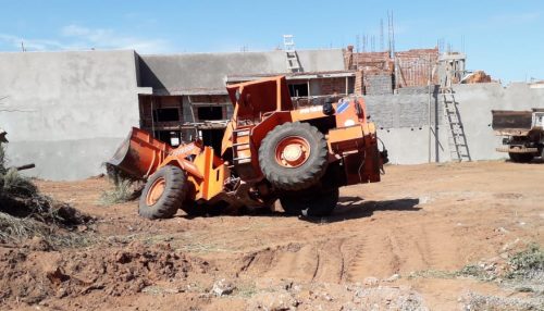 Operador de pá carregadeira fica ferido após maquinário tombar em buraco