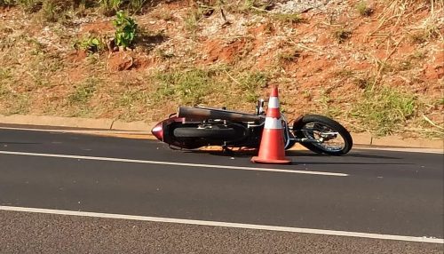 Batida entre motocicleta e caminhão mata mulher em Junqueirópolis