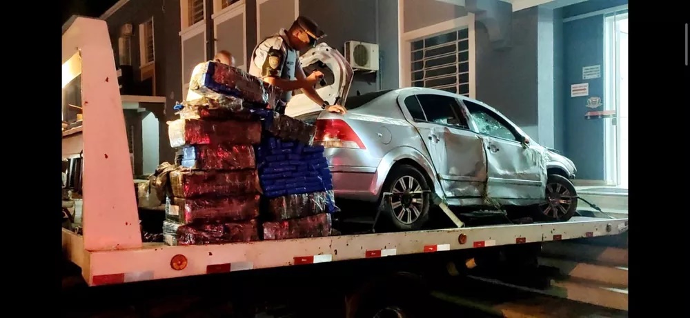 Em fuga de abordagem policial, carro bate em barranco e dois homens são presos com mais de 200kg de maconha em Presidente Prudente