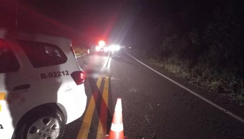 Motociclista morre após bater em caminhonete, cair na pista e ser atropelado por outros dois veículos