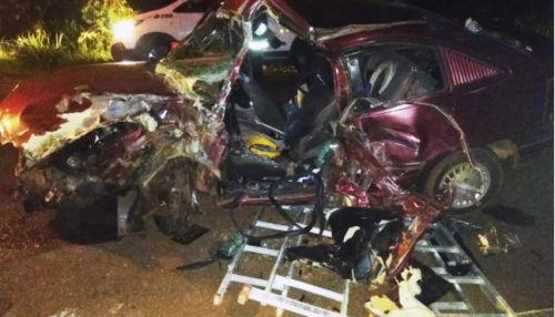 Batida lateral entre carro e caminhão em estrada vicinal mata idoso em Ouro Verde