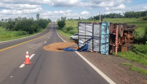 Caminhão carregado com amendoim tomba na Rodovia Comandante João Ribeiro de Barros