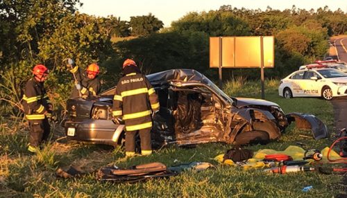 Acidente na SP-294 mata uma mulher e deixa quatro feridos