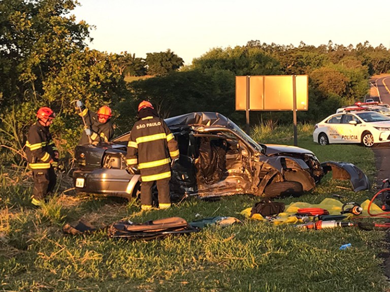 Acidente na SP-294 mata uma mulher e deixa quatro feridos