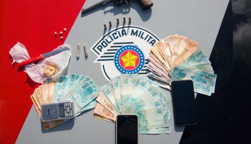 Casal é flagrado com drogas, revólver e quase R$ 8 mil em dinheiro