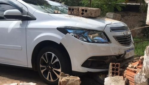 Acidente envolve quatro veículos e danifica muro de um imóvel em Adamantina; ninguém se feriu