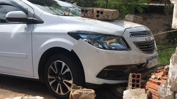 Acidente envolve quatro veículos e danifica muro de um imóvel em Adamantina; ninguém se feriu