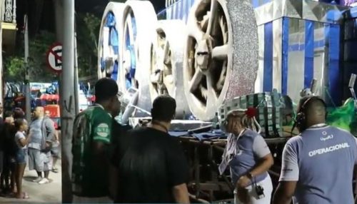 Menina de 11 anos tem perna amputada após ser prensada por carro alegórico no Rio