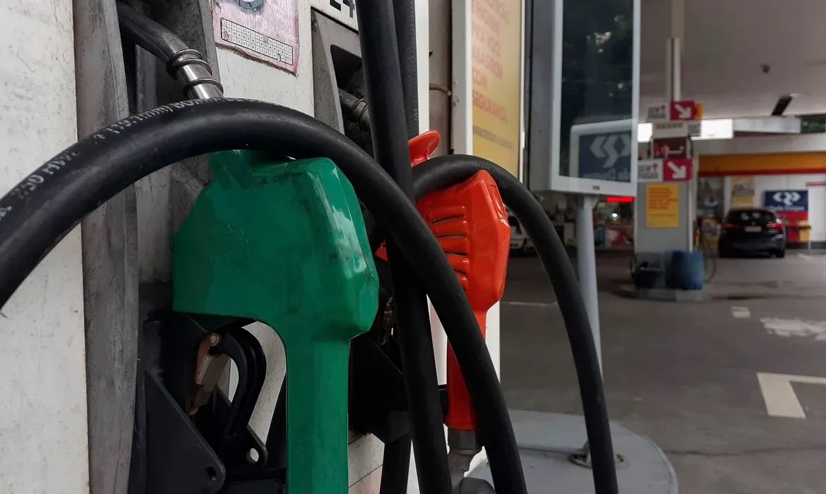Preço da gasolina chega a R$ 7,27 e é o mais alto registrado