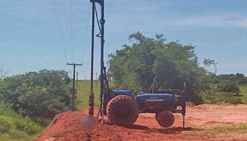 Homem morre eletrocutado após trator que operava encostar em rede elétrica energizada