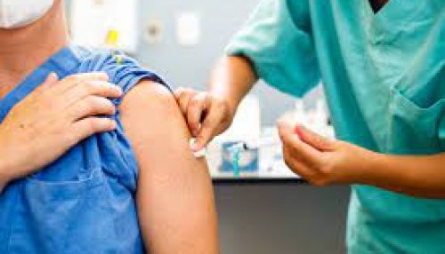 Adamantina vacina contra gripe idosos com 60 anos ou mais e profissionais da saúde