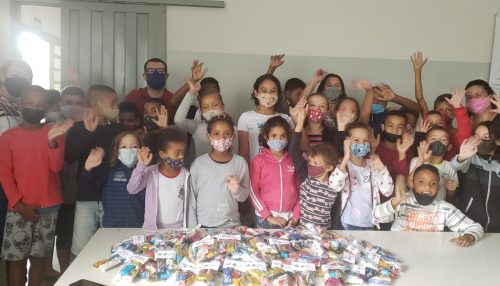 Pró-Reitoria de Extensão faz entrega de chocolates arrecadados em Campanha de Páscoa