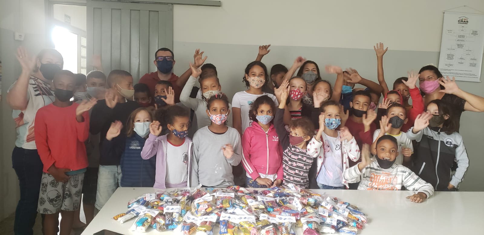 Pró-Reitoria de Extensão faz entrega de chocolates arrecadados em Campanha de Páscoa