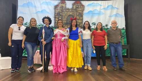 Alunos da EMEF Professora Teruyo Kikuta assistem a peça teatral encenada pelos próprios professores