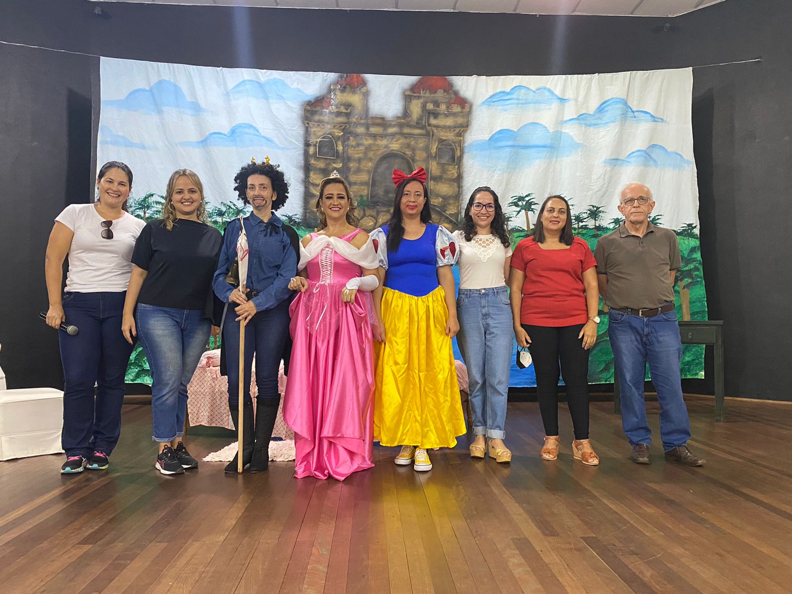 Alunos da EMEF Professora Teruyo Kikuta assistem a peça teatral encenada pelos próprios professores