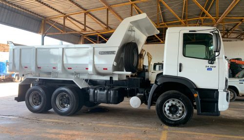 Prefeitura de Adamantina adquire dois caminhões basculantes