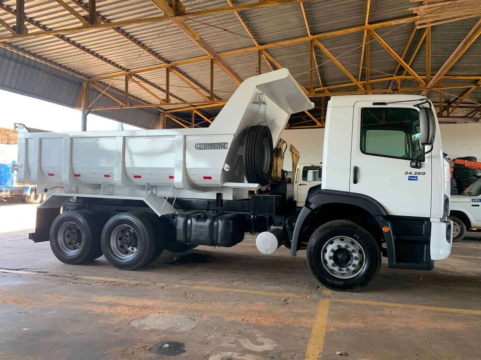 Prefeitura de Adamantina adquire dois caminhões basculantes