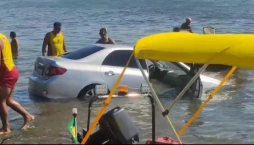 Mulher é socorrida após entrar com carro dentro do Rio Paraná