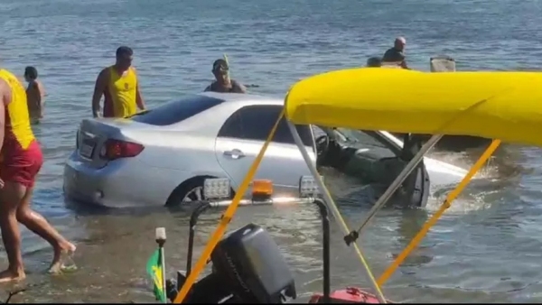 Mulher é socorrida após entrar com carro dentro do Rio Paraná