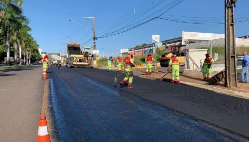 Prefeitura de Adamantina executa obra de recapeamento asfáltico na Avenida Marechal Castelo Branco