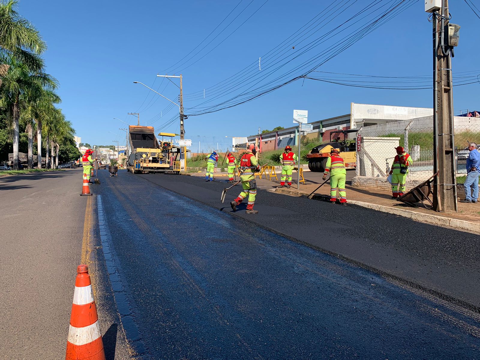 Prefeitura de Adamantina executa obra de recapeamento asfáltico na Avenida Marechal Castelo Branco