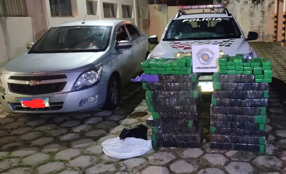 Homem foge após abandonar veículo com 250 quilos de maconha em Pirapozinho