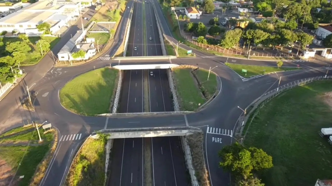 Policiais impedem que mulher tire a própria vida pulando de pontilhão