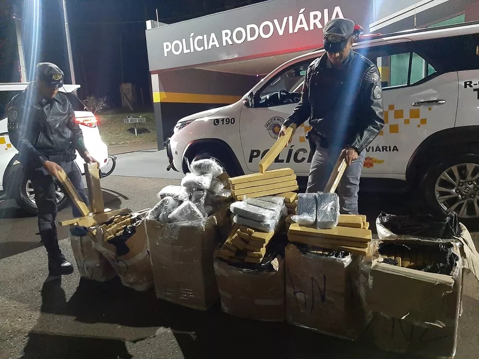 Motorista de carreta é flagrado com quase 390 quilos de drogas em Presidente Venceslau