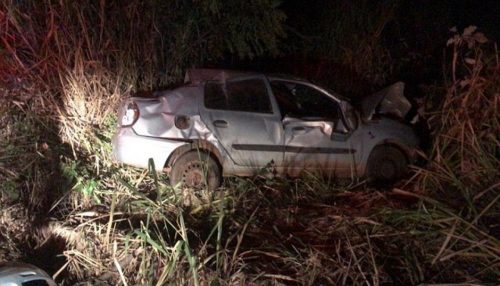 Carro capota e mulher morre após ser arremessada do veículo na SP-425