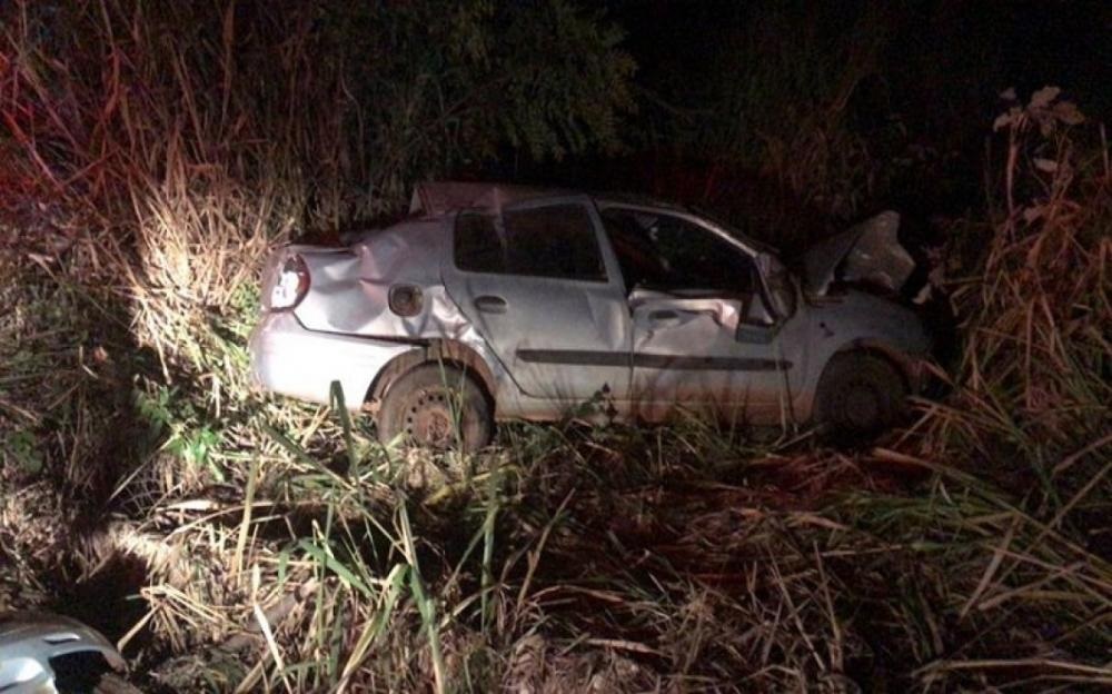 Carro capota e mulher morre após ser arremessada do veículo na SP-425
