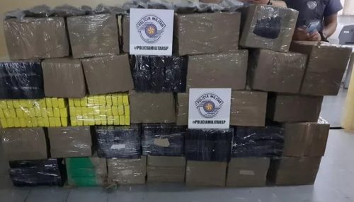 Carga de mais de 800 quilos de maconha é apreendida dentro de veículo roubado em Pirapozinho