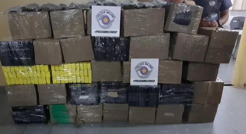 Carga de mais de 800 quilos de maconha é apreendida dentro de veículo roubado em Pirapozinho