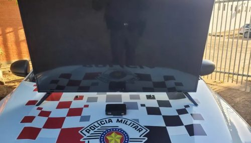 Mulher levanta para verificar barulho em porta da cozinha, encontra ladrão e tem objetos roubados