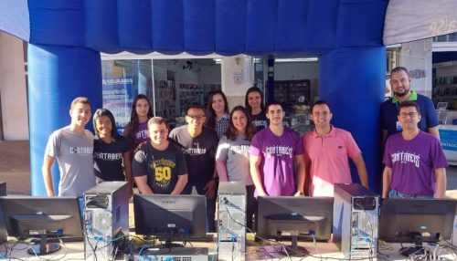 Em ação no centro, alunos de Contábeis orientam  sobre MEI e declaração do Imposto de Renda