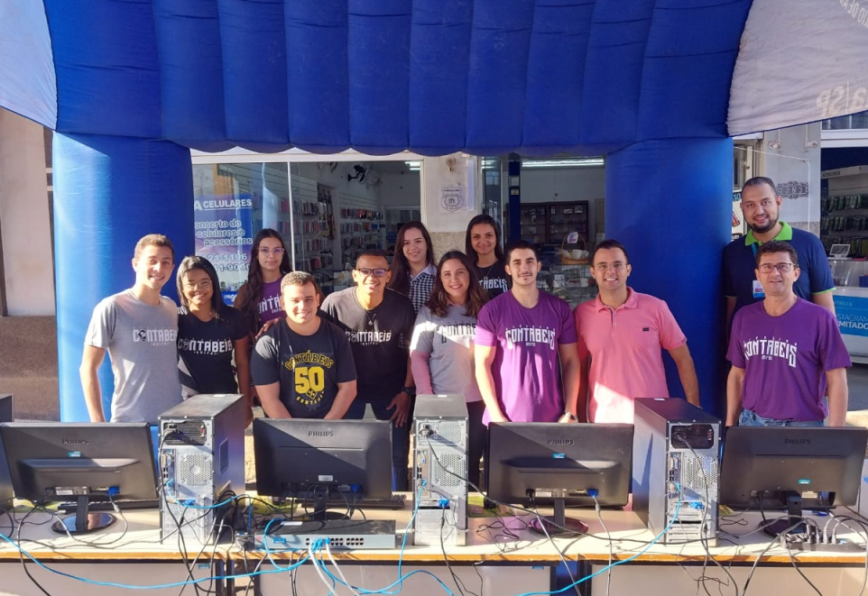 Em ação no centro, alunos de Contábeis orientam  sobre MEI e declaração do Imposto de Renda