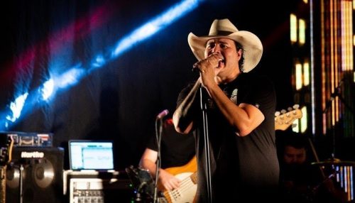 Cantor sertanejo Aleksandro, de dupla com Conrado, morre em acidente de ônibus