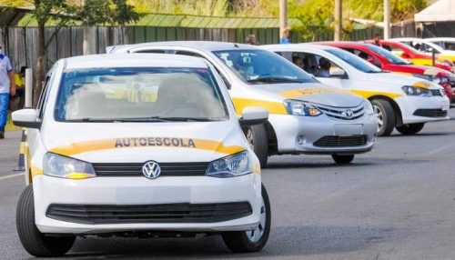 Aulas em autoescola podem deixar de ser obrigatórias para tirar a CNH