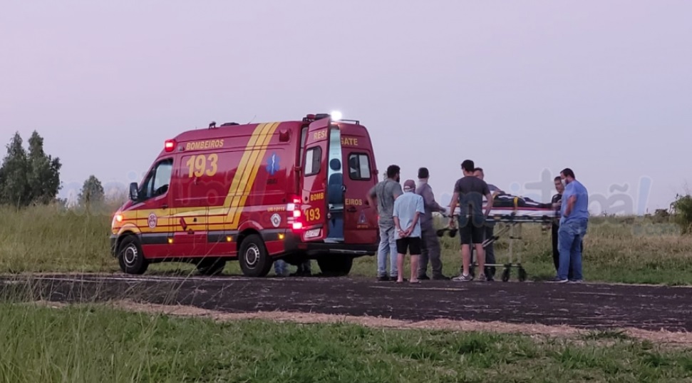 Corpo de Bombeiros resgata piloto de paramotor após pouso forçado em Tupã