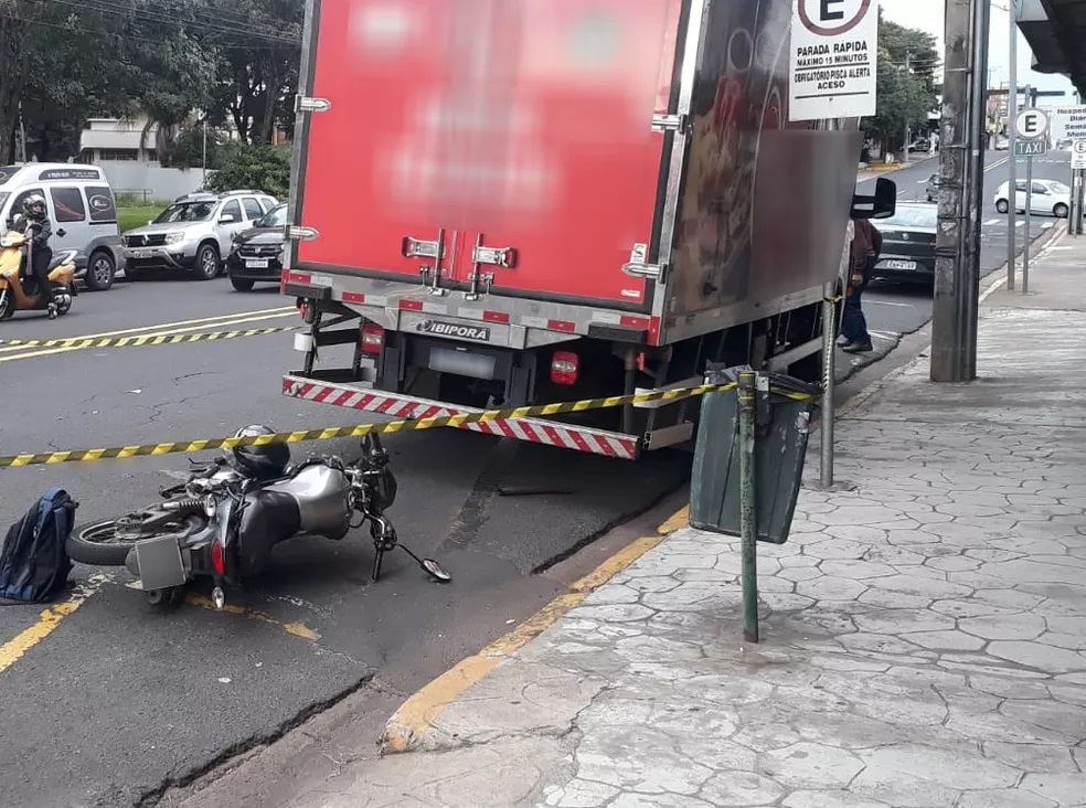 Motociclista morre após bater em caminhão em avenida de Prudente