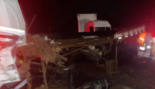 Motorista de ônibus morre e 9 pessoas ficam feridas em batida com caminhão no interior de SP