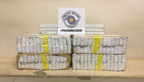 PM sente ‘forte cheiro’ de maconha em carro e dupla é flagrada com 100 quilos da droga