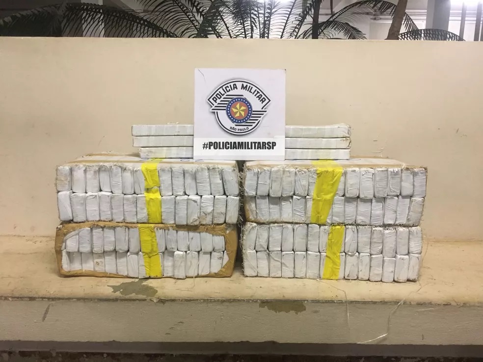 PM sente ‘forte cheiro’ de maconha em carro e dupla é flagrada com 100 quilos da droga