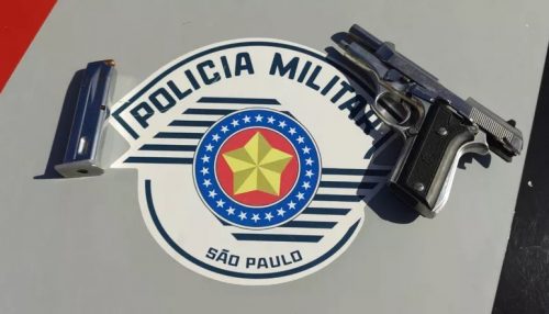 Homem é preso por porte ilegal de arma de fogo após sacar pistola durante discussão