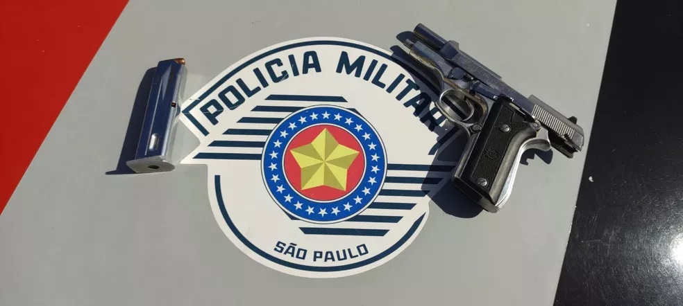 Homem é preso por porte ilegal de arma de fogo após sacar pistola durante discussão