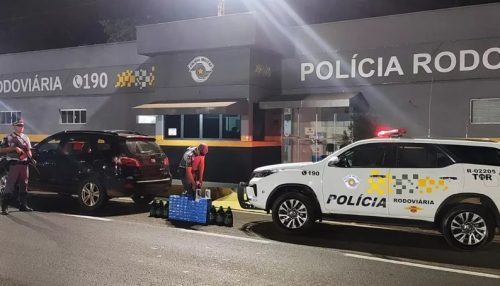 Homem tenta fugir de abordagem policial, bate carro em barranco e acaba detido com mercadorias sem documentação fiscal