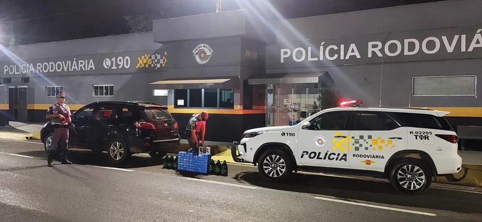 Homem tenta fugir de abordagem policial, bate carro em barranco e acaba detido com mercadorias sem documentação fiscal
